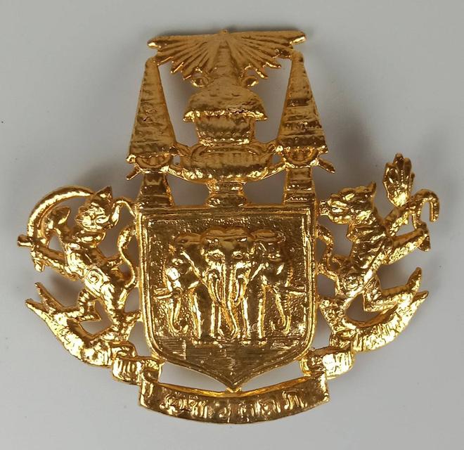 633.ตราราชวัลลภ เนื้อโลหะ ขนาดสูง 8.5 ซม. กว้าง 9 ซม.