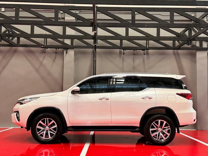 2017 TOYOTA FORTUNER 2.8 V รถมือเดียวออกป้ายแดง รถวิ่งน้อย ประวัติศูนย์ครบ ไม่เคยมีอุบัติเหตุครับ