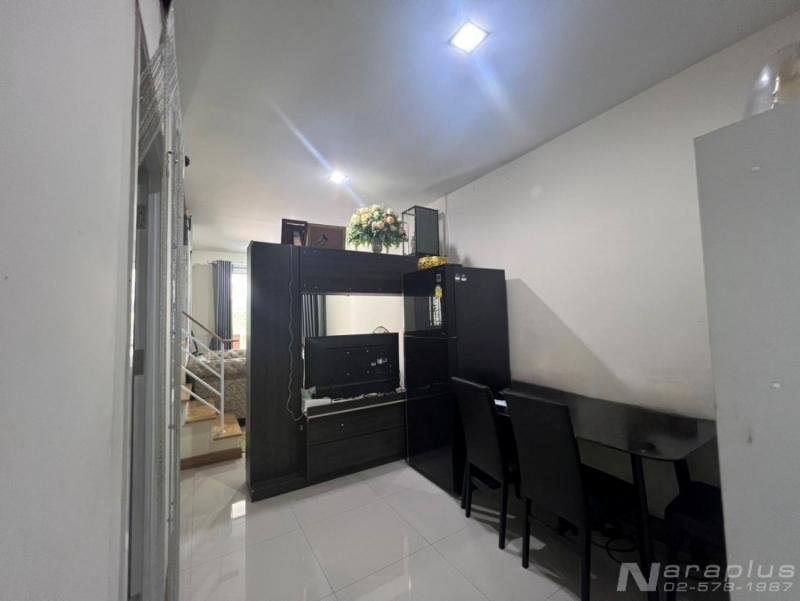 68040500 : ขายทาวน์เฮ้าส์ 2 ชั้น ห้องมุม หน้ากว้าง 5.5 เมตร บนที่ดินขนาด 16.7 ตรว. หลังบ้านไม่ติดใคร(เป็นสวน) หมู่บ้านโกลเด้น ทาวน์ วิภาวดี-แจ้งวัฒนะ 7