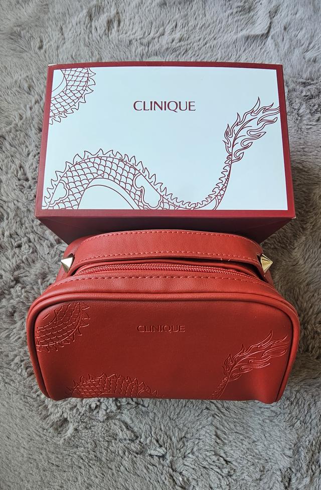 👉👉 กระเป๋าเครื่องสำอางค์ #Clinique หนังแดง ลายมังกร ของแท้ 2