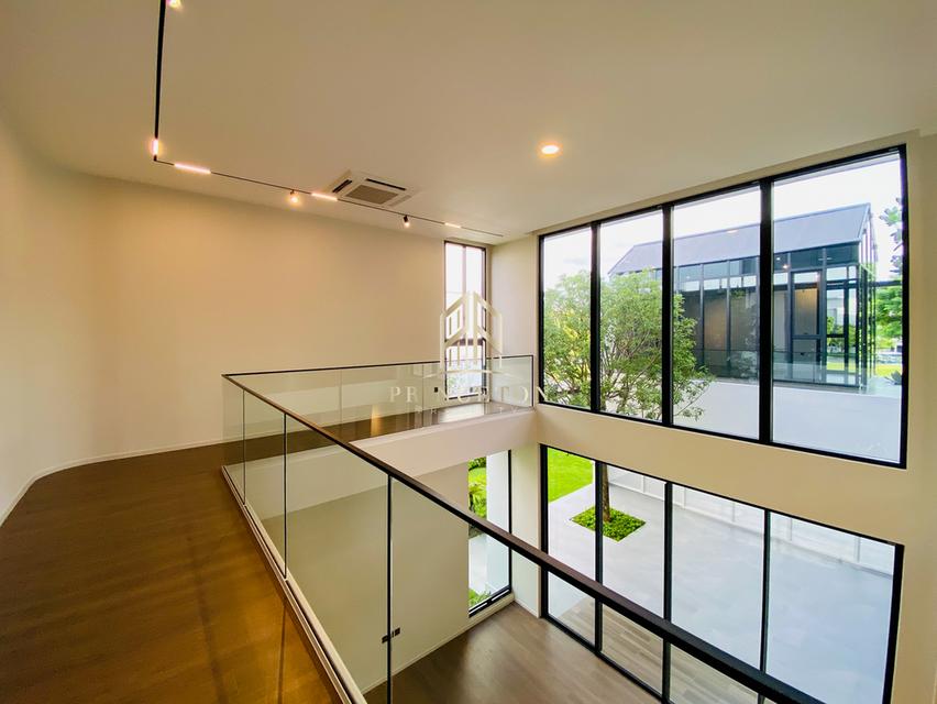 VIVE New Krungthep Kreetha Luxury 3-Storey Modern Home 8
