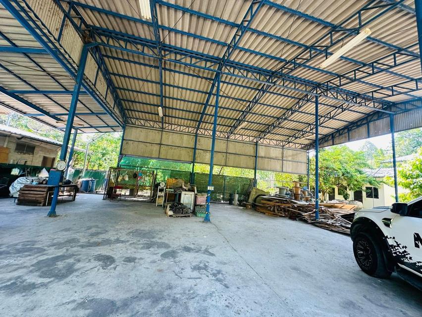 ขายที่ดินพร้อมสิ่งปลูกสร้าง โกดัง-โรงงาน เนื้อที่ 2-2-35ไร่ ติดถนนทำเลดี ใกล้บ้านหัวกุญแจ ตำบลคลองกิ่ว อำเภอบ้านบึง ชลบุรี มีโรงรถ บ้านพักคนงาน 10