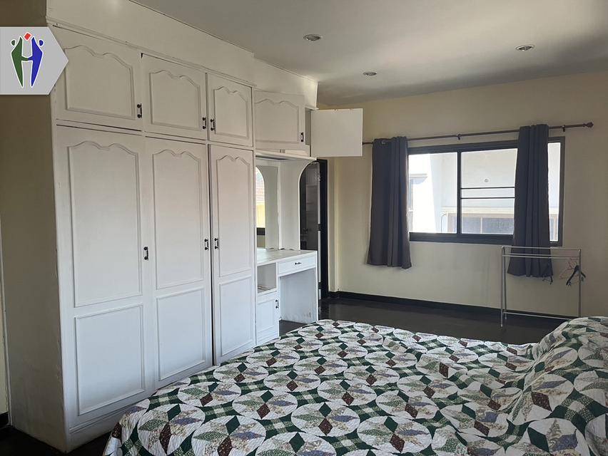 บ้านเดี่ยวสองชั้นให้เช่า พัทยากลาง สุขุมวิท •	บ้านเดี่ยว สองชั้น ขนาด 60 ตารางวา 3 ห้องนอน, 1 ห้องแม่บ้าน 4 ห้องน้ำ •	เฟอร์นิเจอร์ครบชุด พร้อมห้องครัว 8