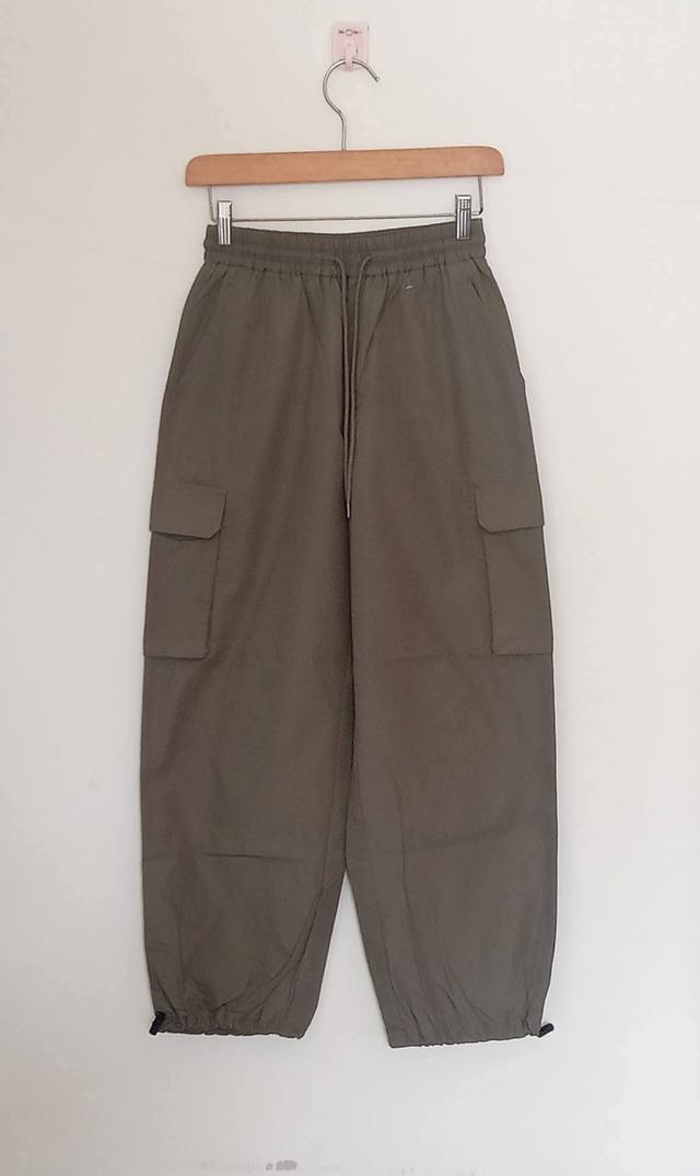 GU กก.กระเป๋าข้างแบบคาโก้ สีเขียวขี้ม้า เอวมีเชือก ปลายขารูดย่นได้ ผ้าโพลีผสม สภาพดีมาก ไม่มีตำหนิ