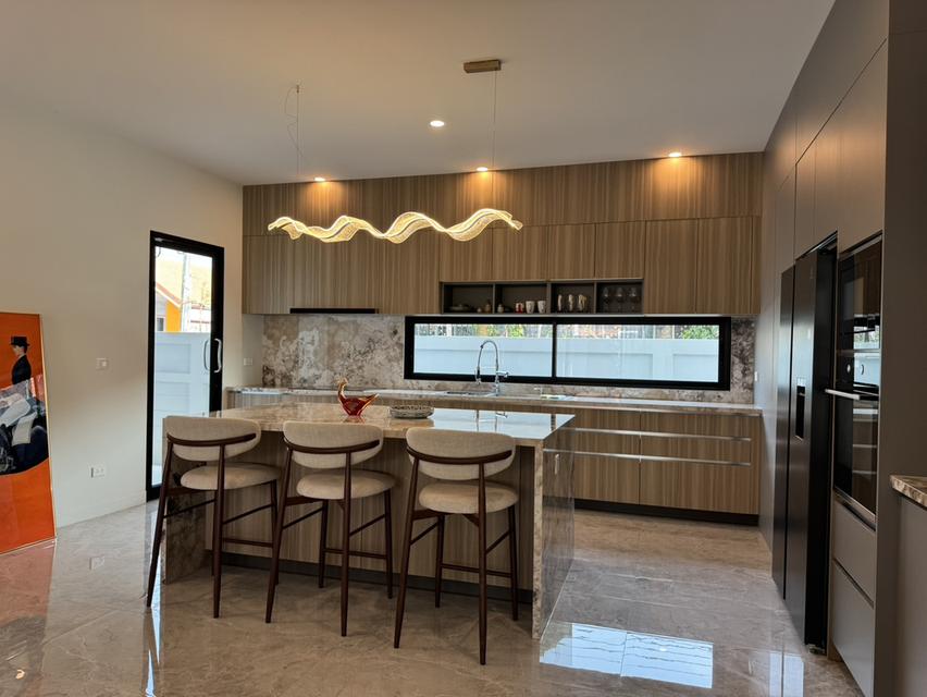 ขายบ้านเดี่ยวพร้อมสระว่ายน้ำใกล้หาดจอมเทียน 3 ห้องนอน 4 ห้องน้ำโรงจอดรถ จอดได้ 2 คัน อยูในโครงการหมู่บ้านมียาม 24 ชม. มีนิติบุคคล 9