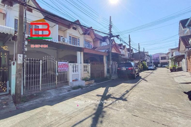 ทาวน์เฮ้าส์ หมู่บ้านสินธานี 1 (ใกล้โรงพยาบาลพญาไทนวมินทร์) เนื้อที่ 18 ตรว. แขวงนวมินทร์ เขตบึงกุ่ม 3