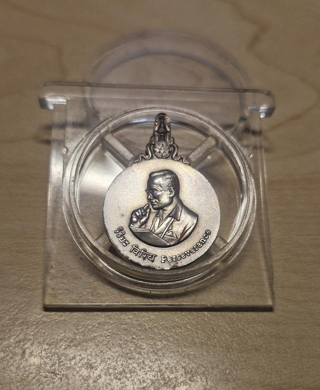 เหรียญพระมหาชนก พิมพ์เล็ก เนื้อเงินจัดสร้างขึ้นในวโรกาสมหามงคลเฉลิมพระชนมพรรษาครบ 6 รอบ ของในหลวงรัชกาลที่ 9