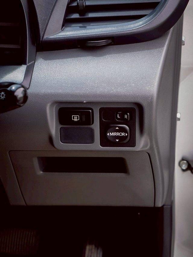 รหัสรถ QT5460 Toyota Avanza 1.5 E เกียร์ Auto สีบอร์นเทา ปี 2014 19