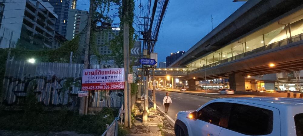 ขายที่ดินติดถนนรัตนาธิเบศร์ 20 อยู่ติดสถานีรถไฟฟ้า MRT บางกระสอ ด้านหลังที่ดินตินถนนซอยรัตนาธิเบศร์ 22 หน้ากว้าง 38 เมตร เหมาะสำหรับสร้างคอนโด 7