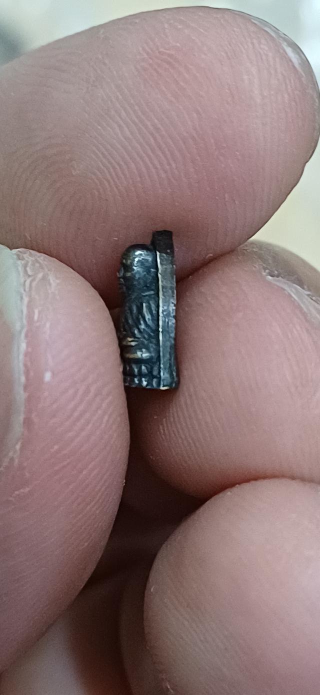 หลวงปู่ทวด พิมพ์เตารีดจิ๋ว รุ่นกำนันชูชาติ วัดช้างให้ ซึ่งด้านหลังองค์พระมีโค้ด "ก.ชูชาติ" รูปที่ 9