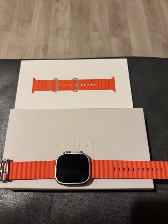 Apple Watch Ultra2 ขนาด 49 mm (Titanium Orange Band)