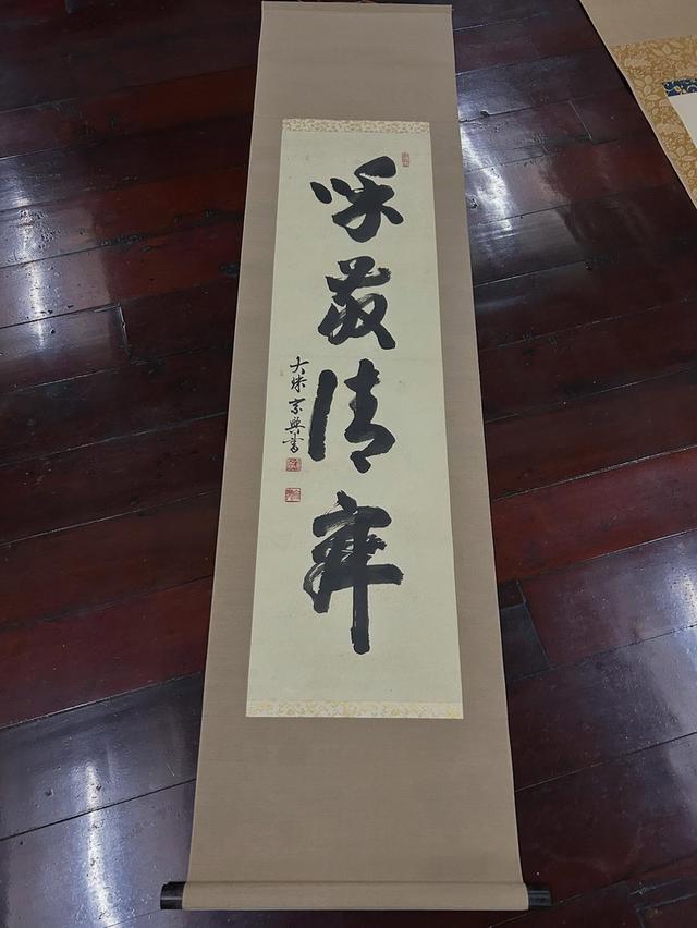 ศิลปะภาพเขียนภาพเขียนภูกันจีนเก่า ขอบผ้าไหม แกนไม้