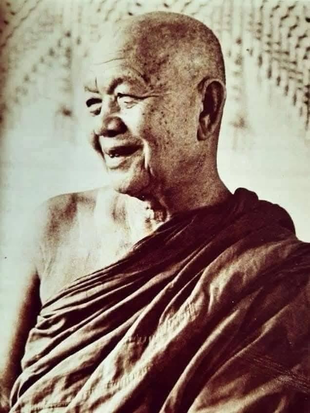 #เหรียญกลมครึ่งองค์เนื้อทองแดงพระอาจารย์ฝั้น อาจาโร วัดป่าอุดมสมพร สกลนคร พ.ศ.2517เหรียญรุ่น 54 นี้ คุณ วิรัช ลิ้มเจริญวนิช