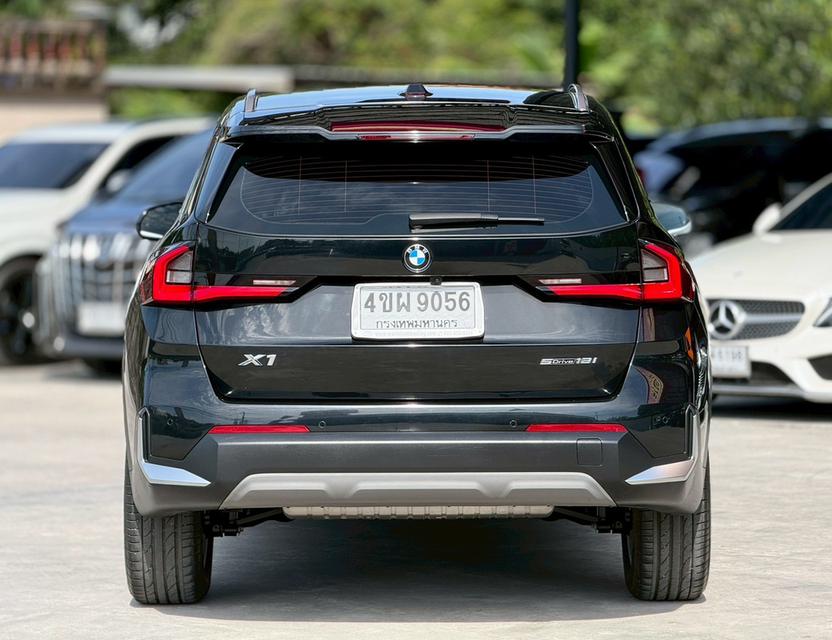 2023 BMW X1, 1.5 sDrive18i โฉมปี 23-ปัจจุบันเครื่องยนต์เบนซิน LCI รหัสตัวถังU11 รถสีดำ รูปที่ 5
