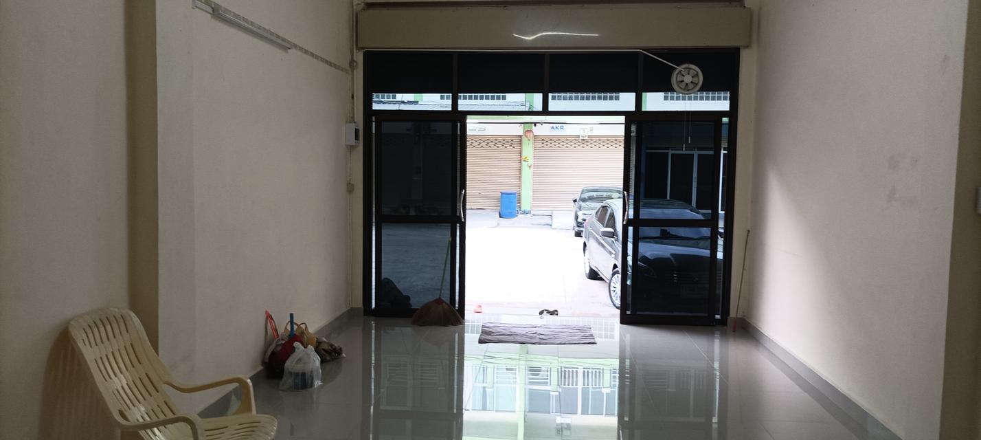 ขายตึกแถว 3.5 ชั้น มีชั้นลอยถนนกว้าง 18 เมตร ติดถนนซอยเทียนทะเล 20 ทำเลดี มีที่จอดรถ เหมาะเปิดร้านค้า เปิดบริษัท หรือ ที่พักอาศัย พร้อมโอน 4