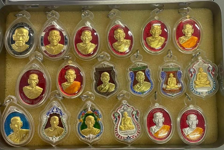 เหรียญเนื้อเงินหลวงพ่อพัฒน์ราคาแบ่งปัน1 ท่านต่อ 1 องค์เท่านั้นครับ 1,550 บาทพร้อมส่งครับ