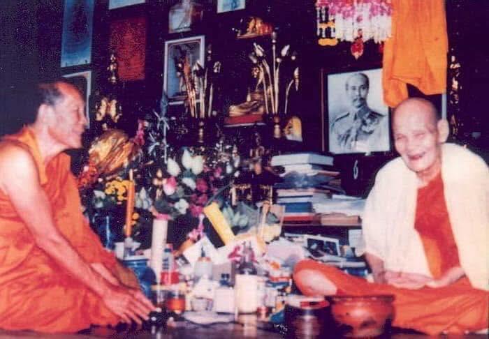 พระกริ่งพุทธวิโมกข์หลวงปู่โง่น โสรโย วัดพระพุทธบาทเขารวก อ.ตะพานหิน จ.พิจิตร ,หลวงปู่ดู่ วัดสะแก จ.อยุธยาร่วมอธิฐานจิต สร้างปี2528