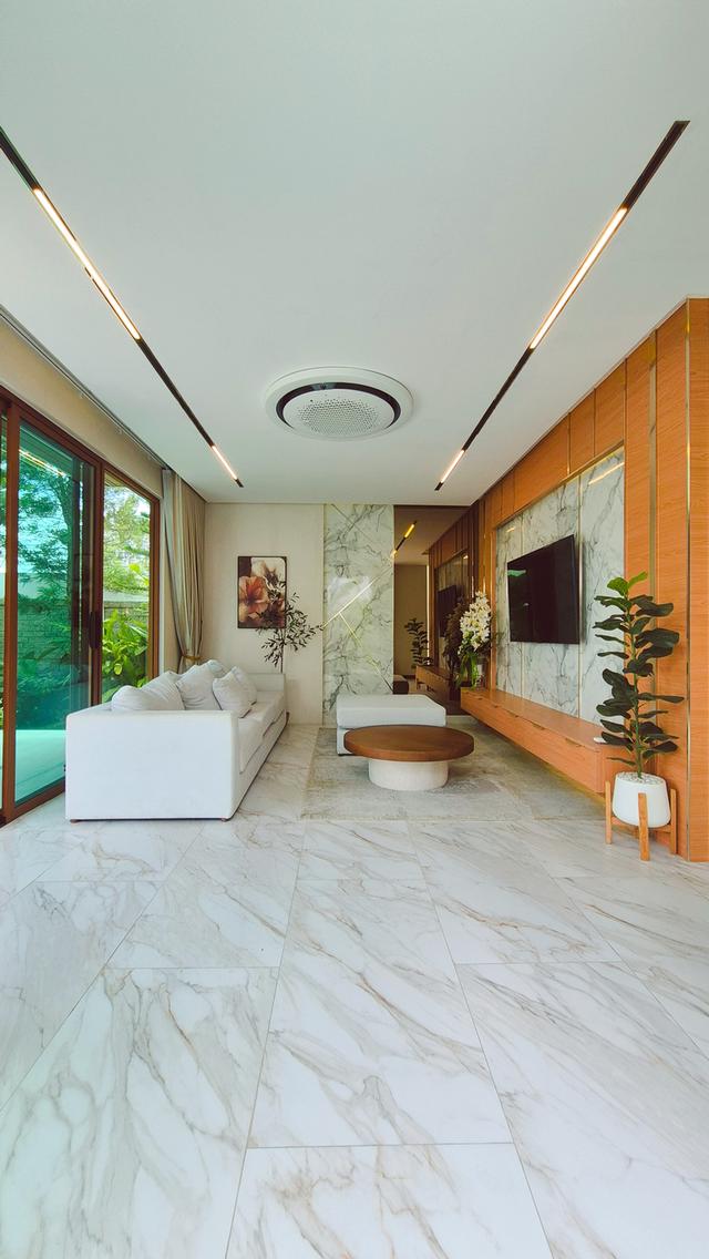 Luxurious corner house on the front plot, the largest of 8 houses at 118 sq.wa., near 2 golf courses, fully furnished, move-in ready. 6