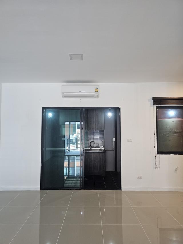 ทาวน์โฮม 2 ชั้น 3 ห้องนอน 2 ห้องน้ำ 3