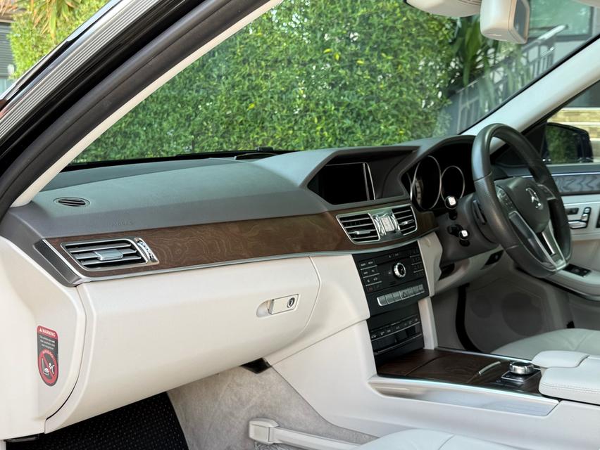 2016 BENZ E 200 EDITION E รถออกศูนย์ BENZ THAILAND รถวิ่งน้อย เข้าศูนย์ตามระยะ รถไม่เคยมีอุบัติเหตุครับ 12