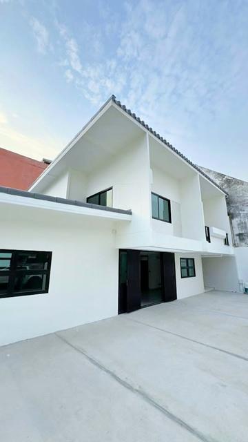 เดอะมอลล์ รามคำแหง 1.6 กม. พัฒนาการ8-14 ให้เช่าบ้านเดี่ยว 2 ชั้น 62ตร.วา. 242ตร.ม. ย่านเอก. 3นอน ARLรามคำแหง 700ม. 3 น้ำ
