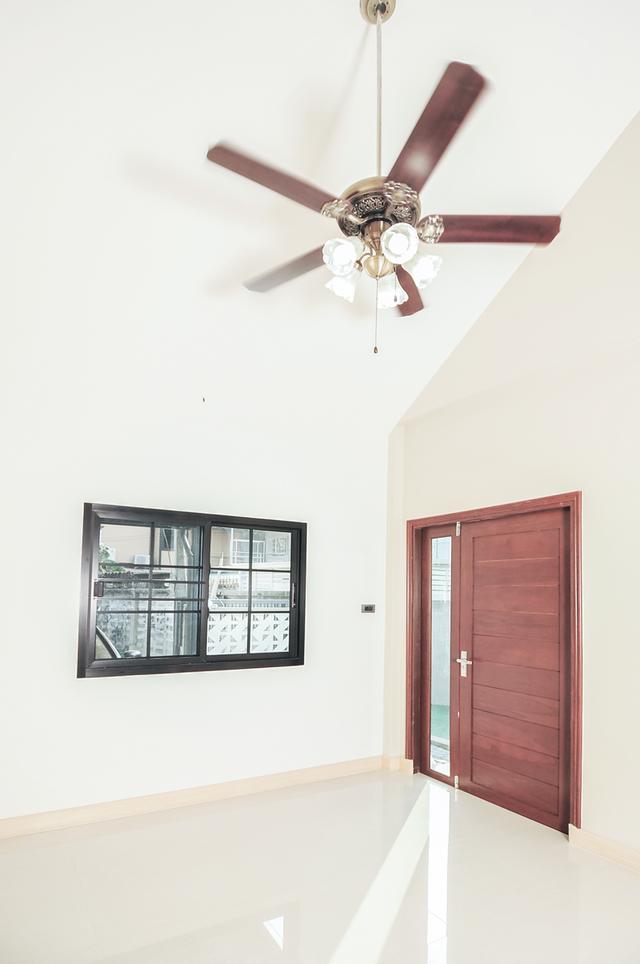 ขายทาวเฮ้าส์ห้องริม อารมณ์เหมือนบ้านเดี่ยวชั้นเดียว เนื้อที่ใหญ่ 40  ตรว.ใกล้ถนนเกษตร-นวมินทร์ และเลียบทางด่วนรามอินทรา-อาจณรงค์ 3