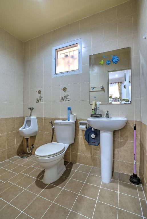 🏡🌟 ให้เช่าบ้านเดี่ยว 2 ชั้นหลังใหญ่ ทำเลดี เดินทางสะดวก ใกล้ร้านสะดวกซื้อ ตลาด และห้างสรรพสินค้า เหมาะสำหรับอยู่อาศัยหรือครอบครัวใหญ่ 6