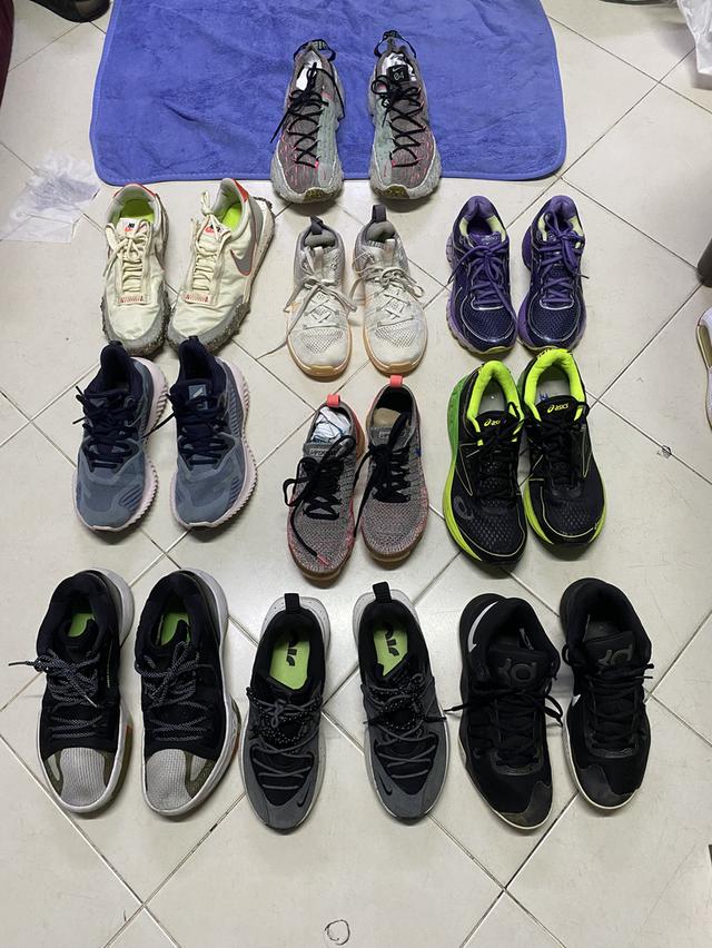 อยากขายครับ อยากโล็ะตู้  ไซร์ตามรูปครับ รองเท้ามือสอง สภาพดี  ราคา 599- 850฿ ต่อรองกันได้ *รับประกันแท้ 💯% ของดี *สวยคุ้มค่า แน่นอน *ชอบคู่ไหนเ