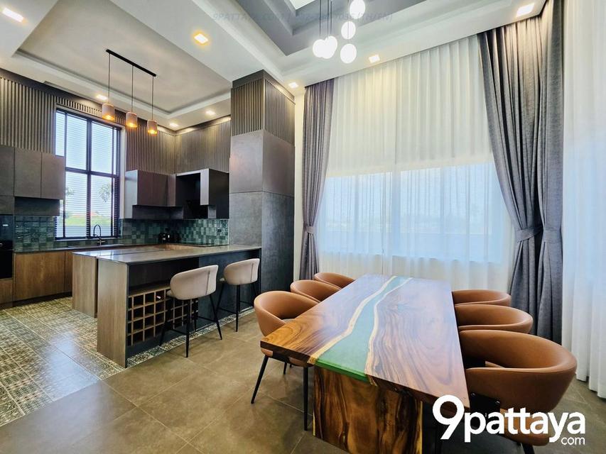 Mabprachan Pool Villa – บ้านหรูติดธรรมชาติ ใกล้อ่างมาบประชัน | Luxury Pool Villa Near Mabprachan Lake  3 ห้องนอน | 4 ห้องน้ำ • ห้องนั่งเล่น เพดานสูง 19