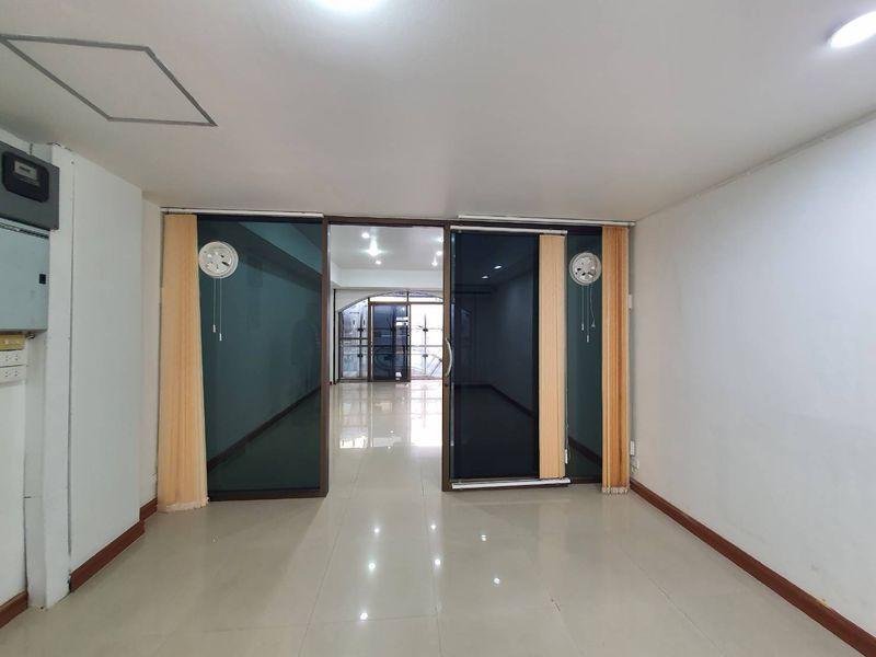 ขายตึกสีลมพลาซ่า ติดถนนสีลม ด้านหน้าเป็น#superrich#btsช่องนนทรี ราคาดีทำเลดี ติดต่อผึ้งรติ0619419639 5