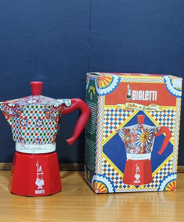 หม้อต้มกาแฟ Bialetti Moka Pot รุ่นพิเศษที่ร่วมมือกับ Dolce&Gabbana
