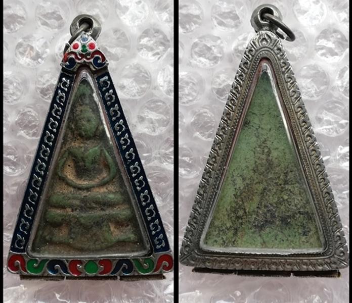 พระผงพิมพ์สามเหลี่ยมใหญ่ กรุวัดสามปลื้ม พ.ศ.๒๔๐๐-๒๔๘๓(เลี่ยมกรอบเงินทรงโบราณแกะลายไทยลงสีสวยงาม) 6