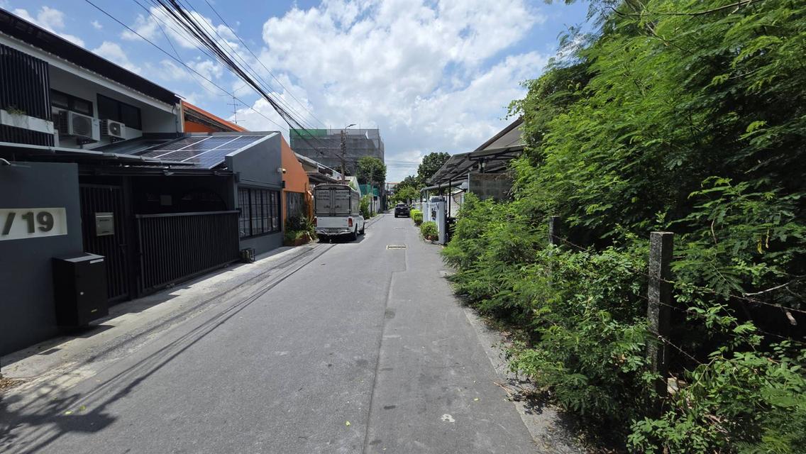 ขายบ้านเอกมัย 22 ซอยเยาวราช สุขุมวิท ที่ดิน 42 ตร.ว สภาพแวดล้อมน่าอยู่ ถนนกว้าง เข้าออกได้ทั้งเอกมัย ปรีดีพนมยงค์ ใกล้ BTSทองหล่อ Sukhumvit Ekkamai 12