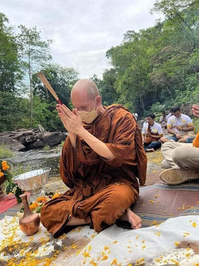 พระอาจารย์ต้อม วัดท่าสะแบง จังหวัดร้อยเอ็ด รุ่นเสือนอนกิน + พร้อมรอยจารย์