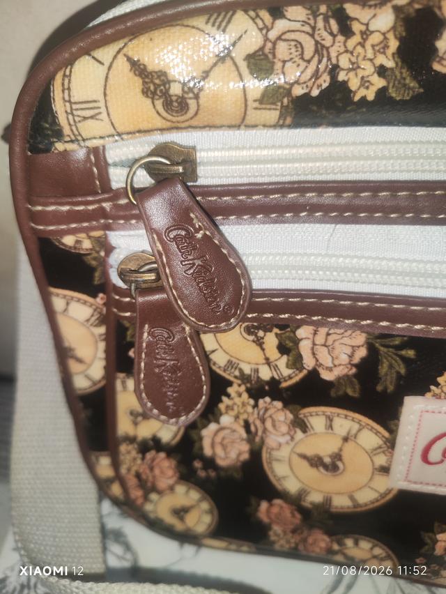 กระเป๋าสะพาย ทรง Crossbody ลายนาฬิกาและดอกกุหลาบวินเทจ มีช่องซิปใช้งานได้หลายช่อง วัสดุผ้าเคลือบเงา (PVC/Oilcloth) ทำความสะอาดง่าย สถาพกระเป๋าใหม่ รูปย่อยที่ 3