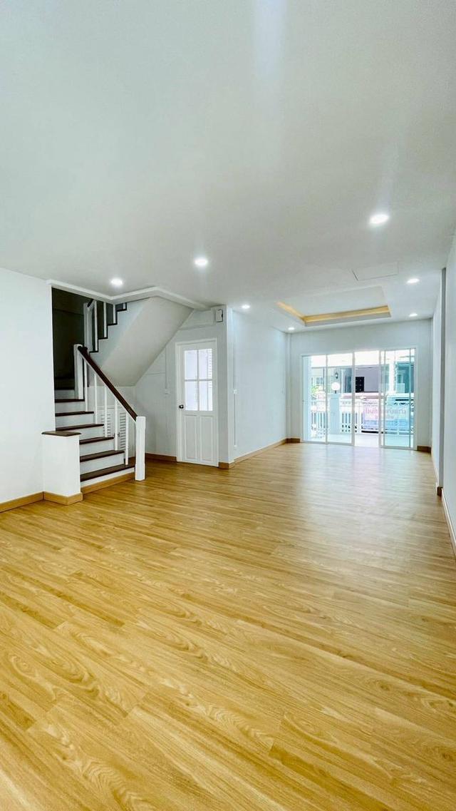 หมู่บ้านบุศรินทร์ ถนนบ้านกล้วย-ไทรน้อยทาวน์เฮาส์ 2  ชั้น ฟังก์ชันครบ ในโครงการ L&H ทำเลซอยบ้านกล้วย ใกล้รถไฟฟ้า 4