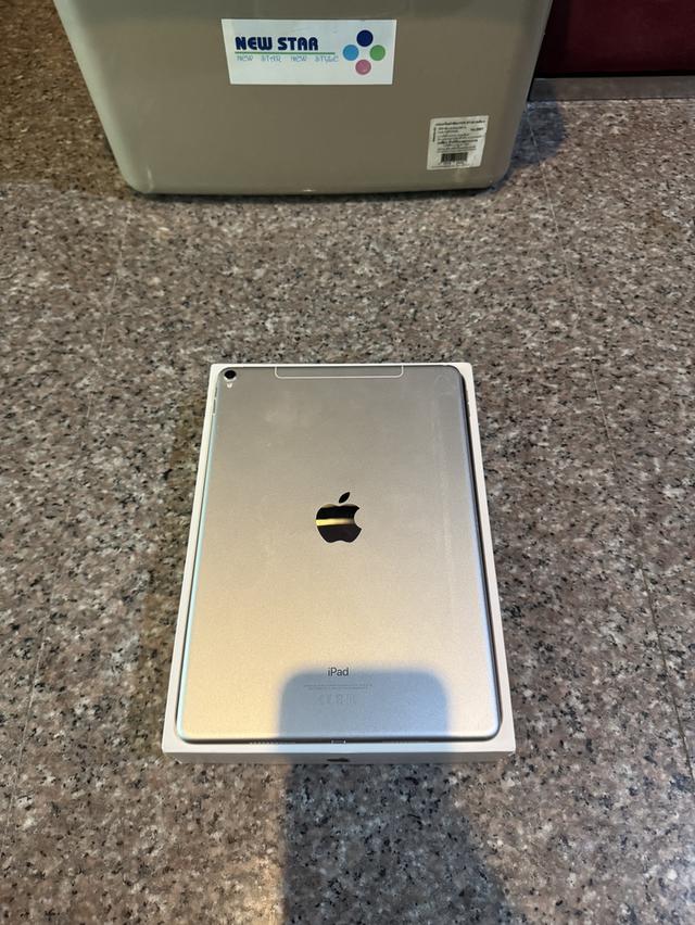 ขายๆๆๆถูกๆๆiPadPro10.5สีSilver 512กิ๊กสีSilver WiFi Celluer ใส่ซิมได้ สูนTrueเครื่องใช้งานดีทุกๆฟังชั่นรีสโตได้ตลอดไม่มีติดไอคราวคับ Model TH/A สภาพ รูปย่อยที่ 2