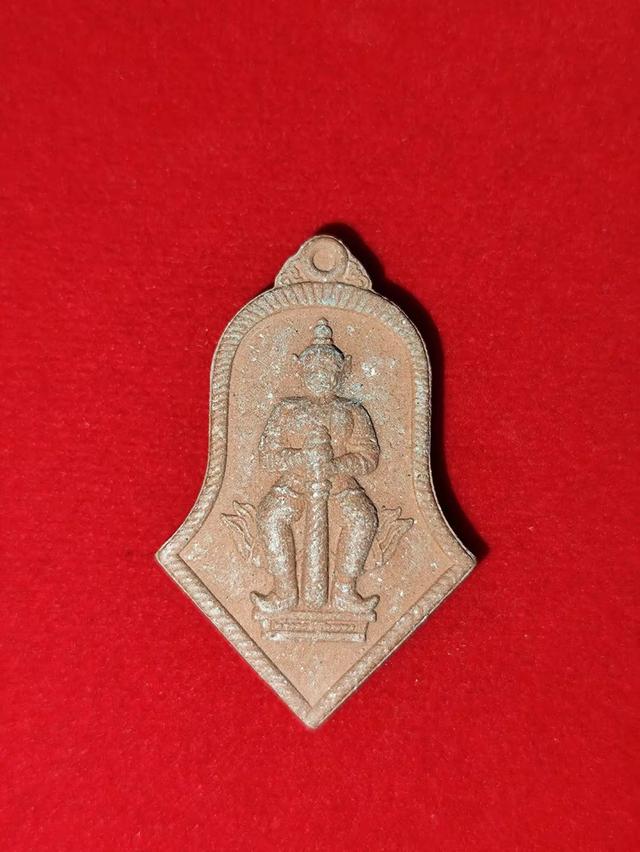 หลวงพ่อแดง วัดอินทาราม ท้าวเวสสุวรรณ รุ่นรวยล้นเหลือ ปี๒๕๖๕ เนื้อผงสีแดง