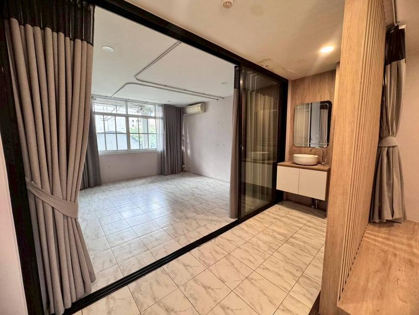 ให้เช่าอาคารพาณิชย์ 5.5 ชั้น ใกล้ BTS เอกมัย เดินทางสะดวก (N.1668) 7