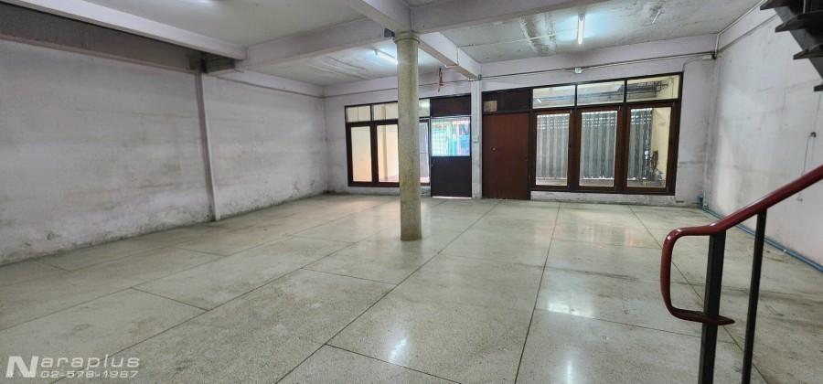 69030200 : ขายทาวน์เฮ้าส์ 2 ชั้นหลังมุม 2 หลังติด พร้อมต่อเติมหน้าบ้าน เนื้อที่หลังละ 15 ตารางวา รวม 30 ตารางวา ถนนเอกชัย 30 จอมทอง กรุงเทพฯ ทำเลดี เด 7