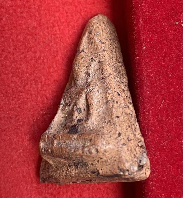 พระนางพญา กรุโรงทอ พิษณุโลก พิมพ์มีหู มีรารักชัดมาก