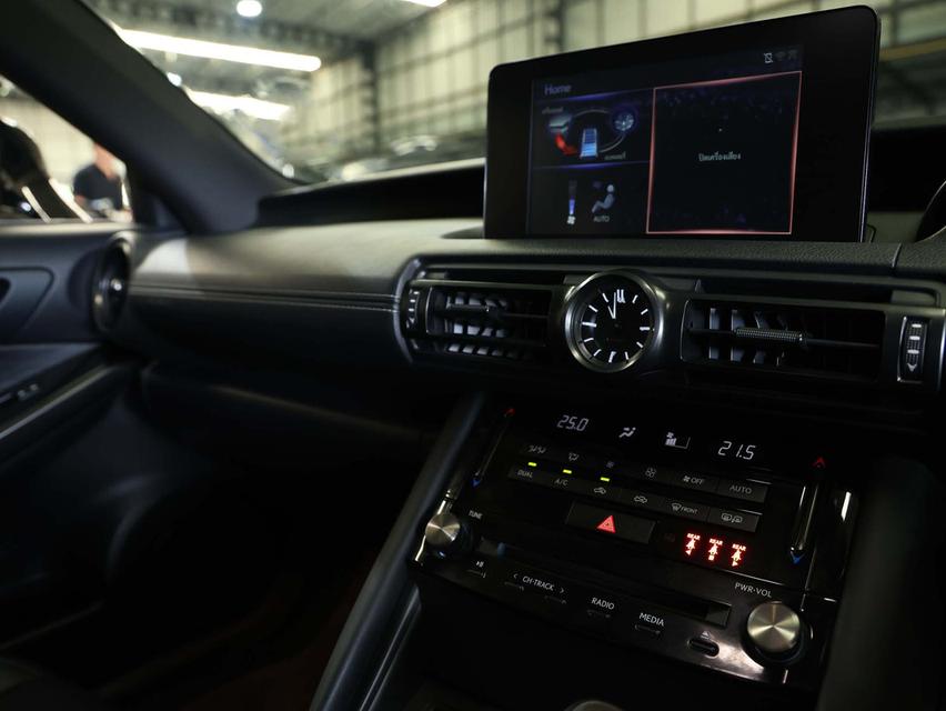 2023 Lexus IS300h 2.5 (ปี 13-26) Luxury Sedan AT B4304 รูปที่ 9