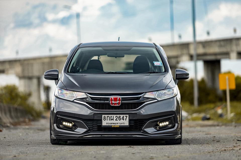 🔥 HONDA JAZZ GK V+ ปี 2019 — ไมล์ 7 หมื่นโล แต่งหล่อพร้อมใช้! 🔥Honda Jazz GK 1.5 V+ CVT ปี 2019สีเทา รูปย่อยที่ 4