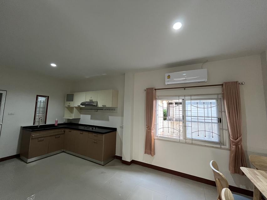 บ้านเดี่ยว 2 ชั้น 35 ตรารางวา 3 ห้องนอน 2 ห้องน้ำ ห้องเคาเตอร์ครัว โต๊ะกินข้าว โซฟา แอร์ เหล็กดัดและมุ้งลวด หมู่บ้านติดถนนแพรกษา หน้าหมู่บ้านมีเซ่เว่น 6