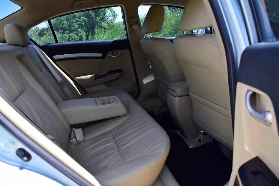 ขายเพียง 248000 บาท ปี2012 รถสวยมือเดียวจากป้ายแดง CIVIC FB 1.8E เบาะหนังแท้ไฟฟ้า แอร์จอ  ครูสคอลโทล กุญแจรีโมท2ดอกครบขับดี โทร 0957401229ไดีไลน์UTBP  9