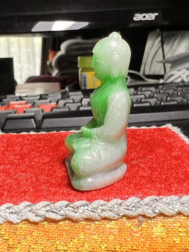 พระแกะสลักหยกพม่าแท้ สีกรีนแอปเปิ้ล (Apple Green Jade) ปางสมาธิ เนื้อฉ่ำน้ำ สดใสสวยงาม รูปที่ 4