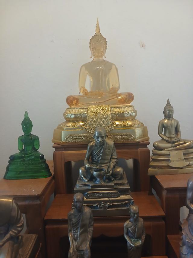 โต๊ะหมู่บูชาพร้อมพระพุทธรูป 7 องค์ ราคา 8500