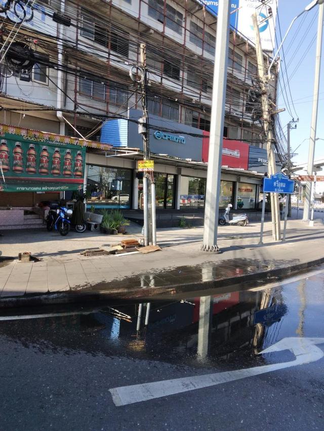 Rent and Sale  Shop House main road closed BTS Yellow Line need to renovation 7