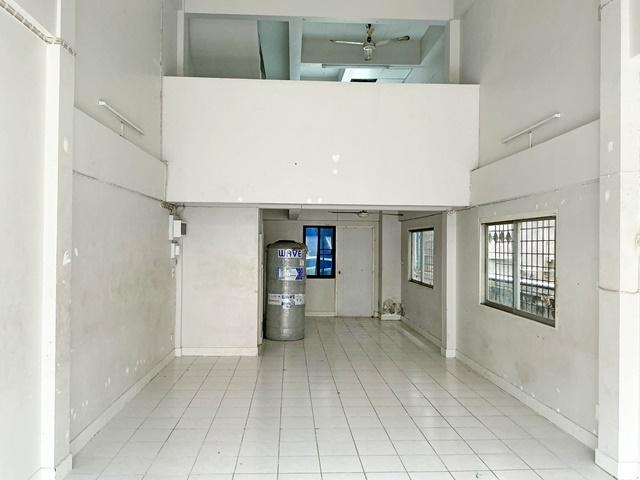 Big C เคหะร่มเกล้า 150 ม. 7-Eleven 50ม. 2แห่ง Lotus อาคารพาณิชย์ 3.5 ชั้น 3นอน3น้ำ 20ตรว. 280ตรม. ให้เช่า ราคา 11,999 บา 7