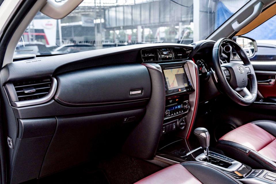 รหัสรถ NP1057 TOYOTA FORTUNER 2.8TRD BLACK TOP 4WD 2019 8